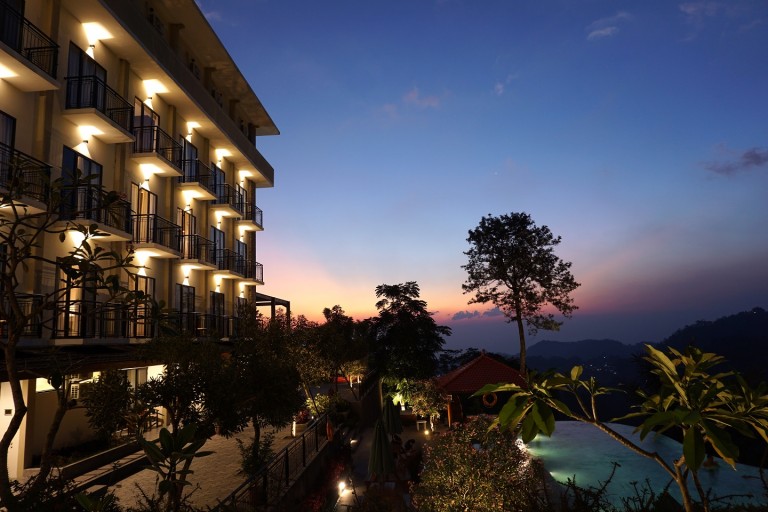 Review Nava Hotel, Langit Sore Yang Indah Di Kaki Gunung Lawu